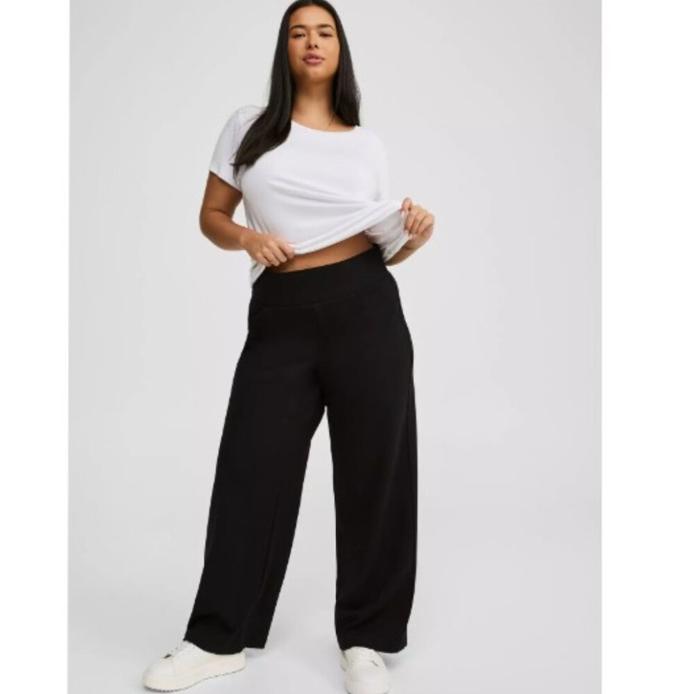 Torrid Pull On Pixie Wide Leg Studio Luxe Ponte Pant, Black, 1T